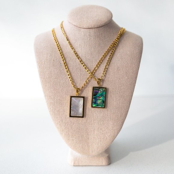 BEAUTIFUL STATEMENT Necklace Mother of Pearl Pendant on 18K Gold Figaro Chain - Picture 6 of 7